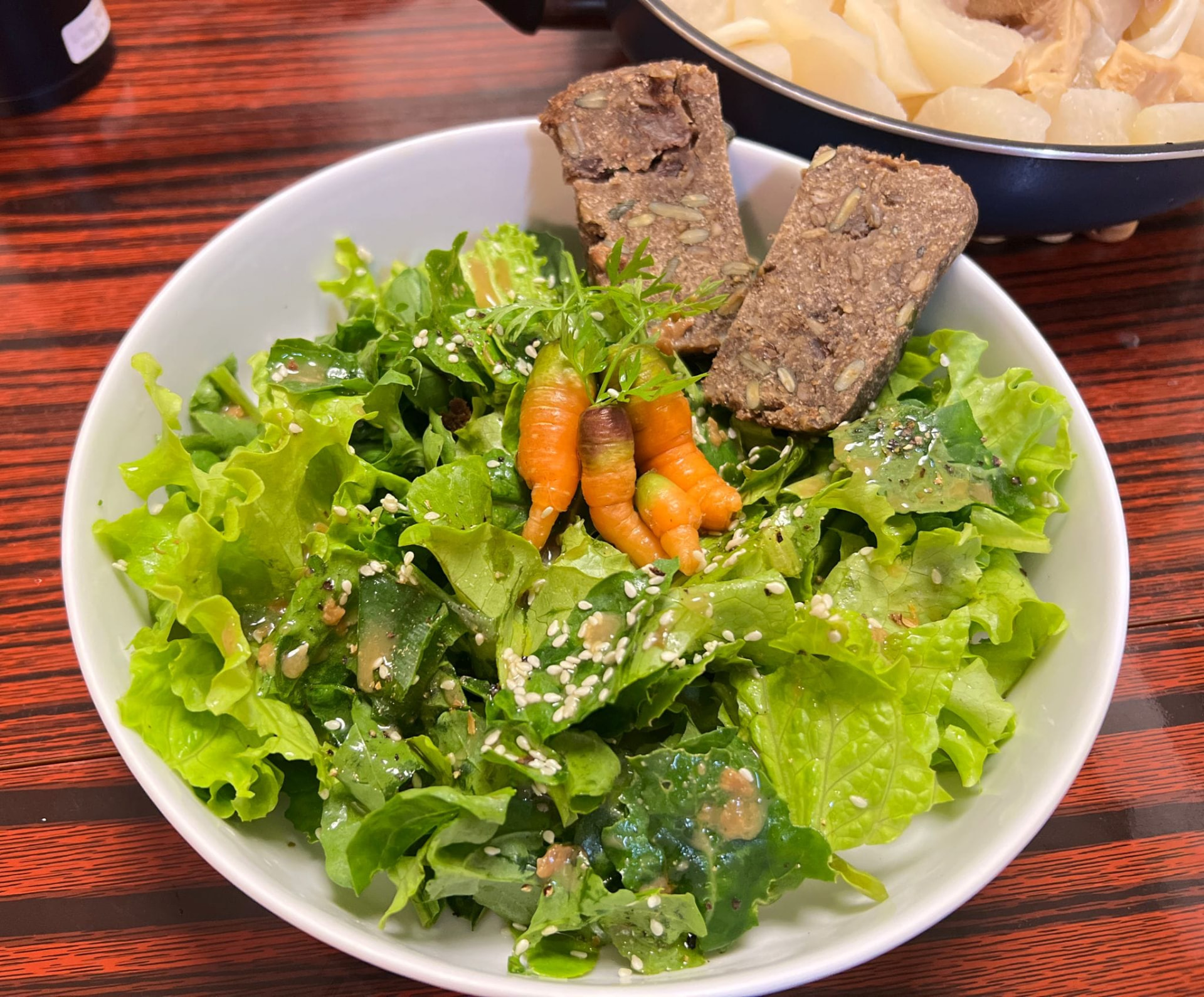 當日的沙律：收成後即場清洗，加上麵包就是一餐純素午飯。