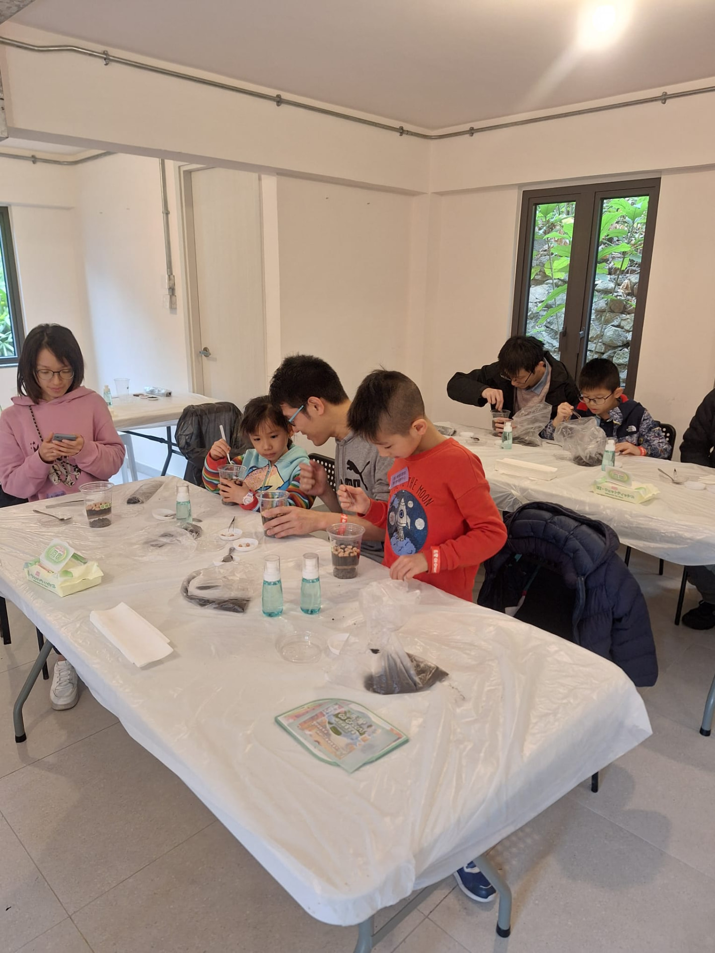 小朋友的專注：貼著杯壁下種，日後可以看見根系怎樣往下走。