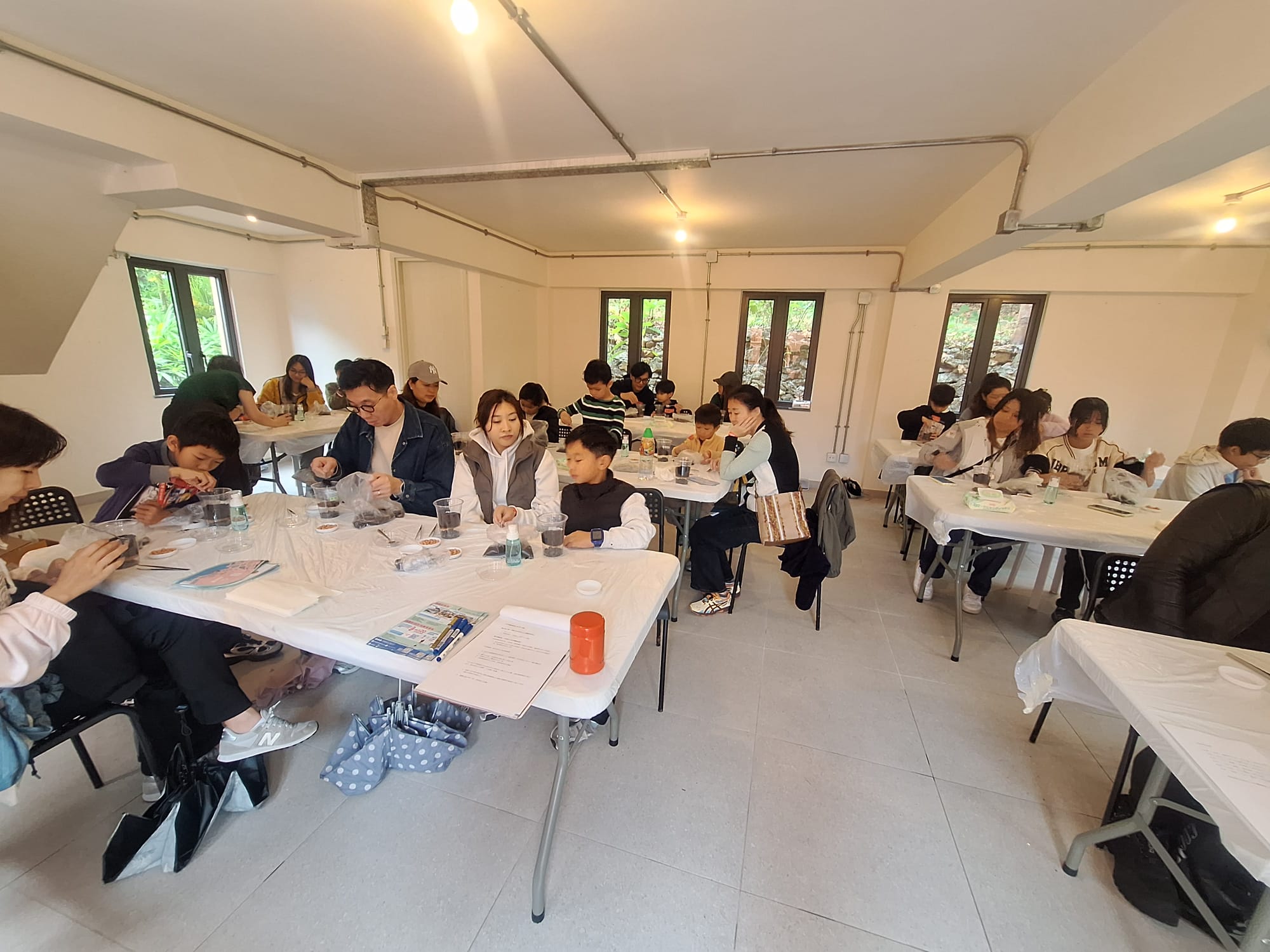 材料準備：每份材料包括粗介質、堆肥種植土、種子、噴壺與小匙，桌面鋪好即可動手。