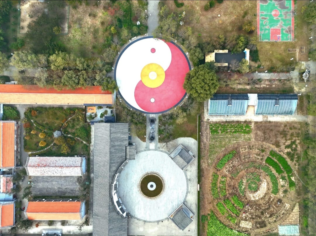 北京合作基地的航拍圖，可見圓形太極廣場、傳統院落建築與旁邊的圓形食物森林菜園
