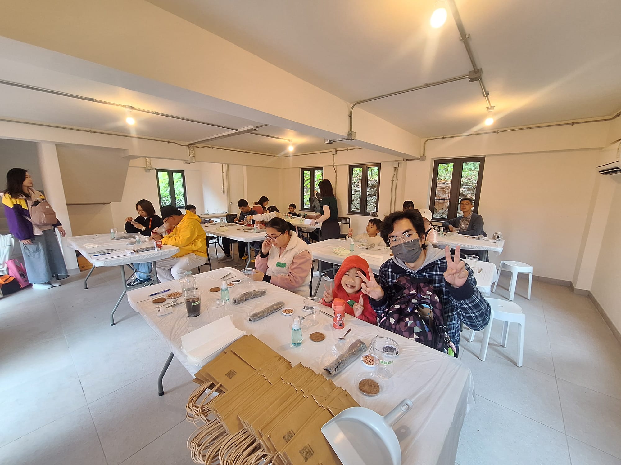 社區分享活動中放滿幼苗與工具的長桌